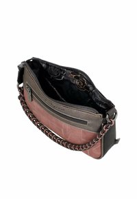 Pequeño bolso tipo bandolera en cuero gris y rosa con una correa de cadena para el hombro, que cuenta con un compartimento principal con cremallera y un forro con patrón floral.