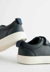 Donkerblauwe sneakers met een bovenwerk van soepel leer, een witte rubberen zool en stoffen hieltabbladen. Kenmerkt zich door een afgerond ontwerp en gedetailleerde stiksels.
