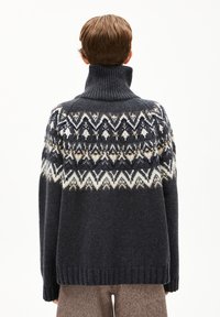 Dunkelgrauer Wollpullover mit hohem Kragen. Verfügt über ein Fair Isle-Muster in Weiß, Beige und Marineblau auf den Schultern und im oberen Rückenbereich. Grob gestrickte Textur.