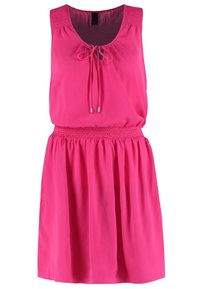 Ljusrosa klänning gjord av lättviktsmaterial. Har en rundad halsringning, dragsko och elastisk midja med en lös, svävande kjol.