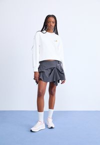 Nike Sportswear WAFFLE ONE VNTG - Tenisky - white/summit white/picante red/sail/black/team orange