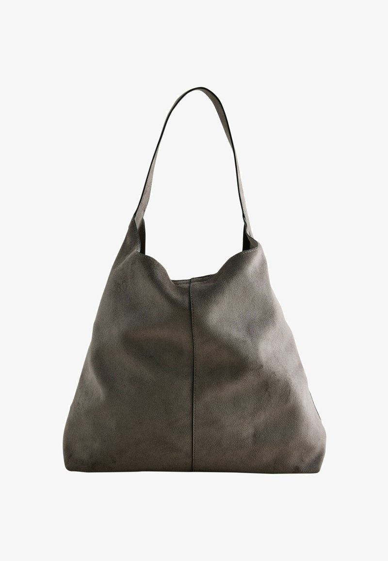 Grand sac à épaule en daim gris doux, avec une large bandoulière unique et une couture centrale visible, présenté sur fond blanc.