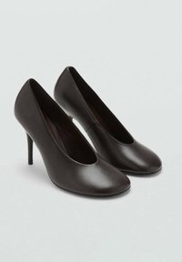 Černé kožené lodičky na vysokém podpatku s kulatou špičkou a hladkým povrchem, s klasickým siluetou a štíhlým stiletto podpatkem.