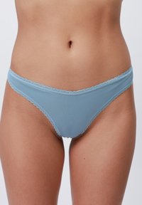 Lichtblauwe geribbelde string gemaakt van zachte stof, met geschulpte kantafwerkingen en een minimalistisch ontwerp, gericht op comfort en pasvorm.