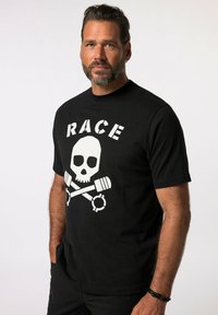 Sort bomulds-t-shirt med et stort hvidt kraniumdesign med krydsede skruenøgler og ordet "RACE" ovenfor. Korte ærmer og rund hals.