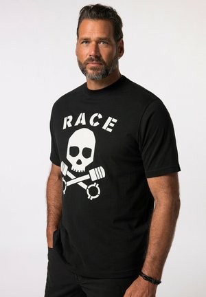 Camiseta de algodón negra con un gran diseño de calavera blanca con llaves cruzadas y la palabra "RACE" arriba. Manga corta y cuello redondo.