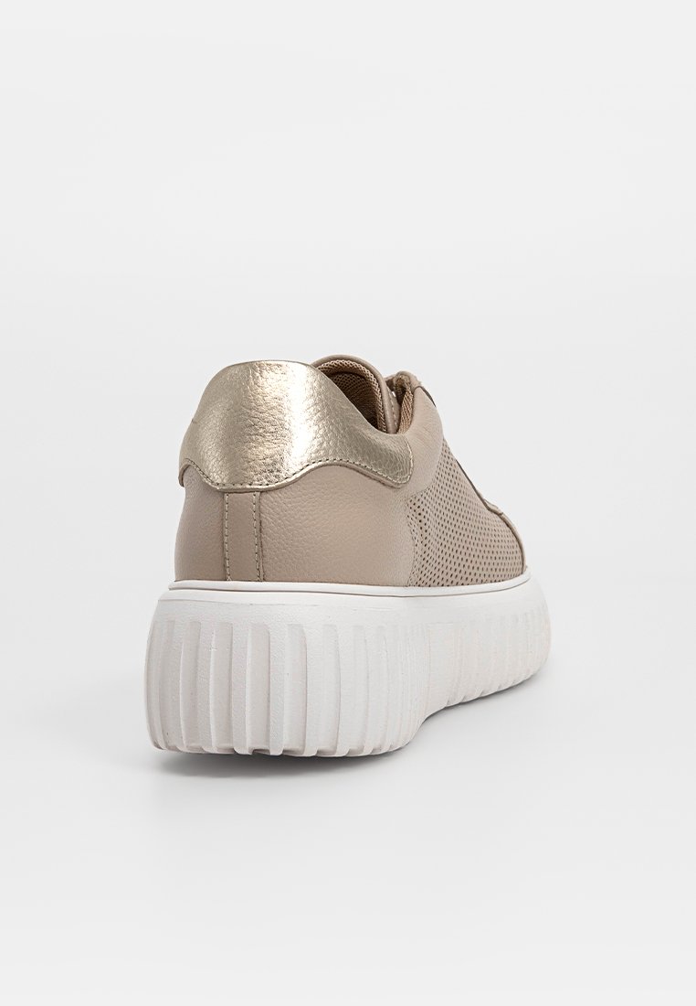 Beżowe sneakersy z teksturowaną siateczką i gładką skórzaną cholewką, z metalicznym złotym akcentem na pięcie i grubą białą podeszwą.