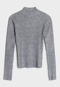 Szary prążkowany sweter z wysokim kołnierzem, długimi rękawami i krótkim krojem. Wykonany z teksturowanej tkaniny z subtelnymi odcieniami koloru.