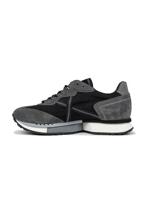 Trainers - black