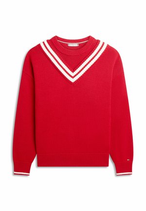 Rode gebreide trui met witte dubbele strepen op de V-hals en witte afwerking aan de manchetten, plat gelegd op een witte achtergrond.