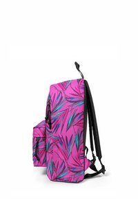 Růžový batoh s listovým vzorem v modré a zelené barvě, velká hlavní přihrádka, menší přední kapsa a nastavitelné černé popruhy.