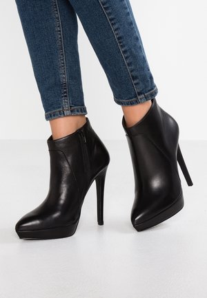 Højhælede støvletter - black