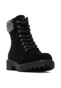 Botas de ante negras con cordones que presentan un puño de piel sintética, suela resistente, ojales plateados y una parte superior texturizada con una construcción sólida.