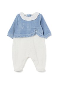 Top en velours bleu avec un col à volants blanc, orné de cœurs brodés et d'un détail de bouton. Pantalons en polaire blanche avec des points texturés.