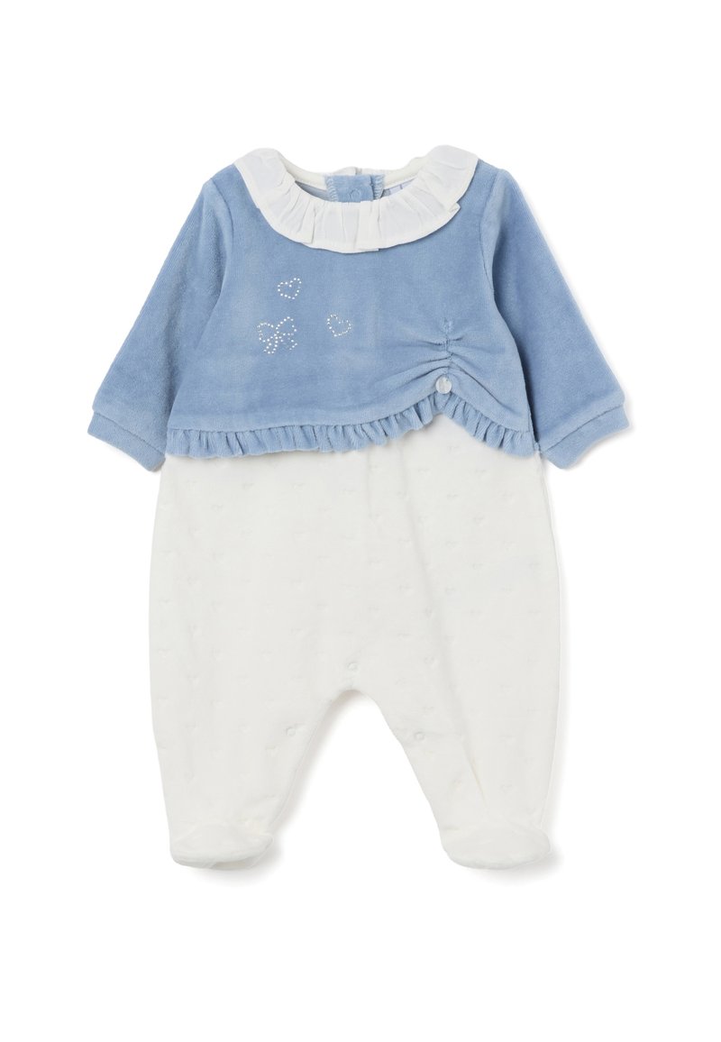 Top en velours bleu avec un col à volants blanc, orné de cœurs brodés et d'un détail de bouton. Pantalons en polaire blanche avec des points texturés.