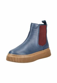 Modrá kožená kotníková bota s vínově červeným elastickým bočním panely a silnou, vroubkovanou béžovou podrážkou. Obsahuje poutko pro snadné nazouvání.