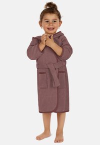 Hooded Bademantel aus terry Baumwolle in gedämpftem Mauve, mit einem Bindegürtel, zwei Fronttaschen und kontrastierenden Besätzen. Weicher, strukturierter Stoff, knielang.