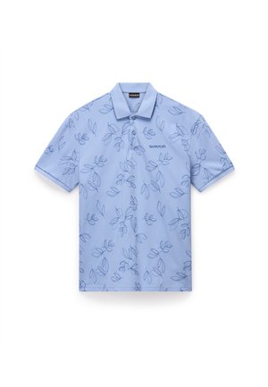 Svetlo modra polo majica s cvetličnim listnatim vzorcem, kratkimi rokavi in gumbastim ovratnikom. Na sprednji strani je logo "Napapijri".