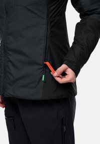 Zwarte en donkergrijze jack met een opbergzak met een oranje trekkoord. De stof lijkt glad met een licht glanzende textuur.