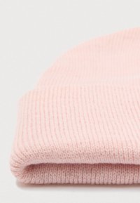 Berretto lavorato a maglia rosa con texture a costine e risvolto, realizzato in tessuto morbido e leggero. Ideale per calore e comfort.