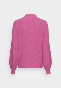 Różowy sweter robiony na drutach o prążkowanej teksturze, z wysokim dekoltem i długimi, lekko bufiastymi rękawami. Projekt charakteryzuje się luźnym krojem i prostym stylem.