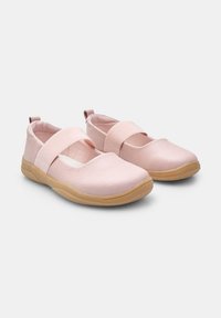 Zapatos rosas con un upper de cuero texturizado, correas elásticas en el empeine y una suela de goma flexible. Diseño casual y ligero.