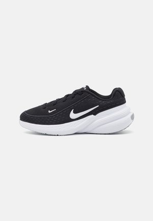 Sapatos de desporto pretos com parte superior em malha e detalhes brancos. Apresentam uma sola acolchoada, biqueira arredondada e painéis laterais texturizados.