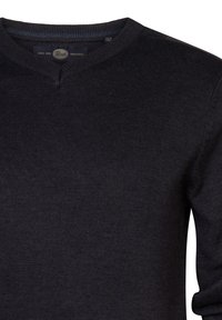 Dunkelblauer gestrickter Pullover mit V-Ausschnitt, ausgestattet mit einem gerippten Muster und einem Etikett, auf dem "Petrode Industries" steht.
