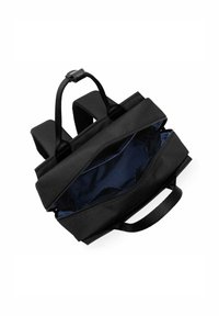 Sac à dos noir avec poignées doubles, deux bretelles rembourrées et une ouverture zippée révélant un intérieur bleu. Texture de tissu lisse sans motifs.