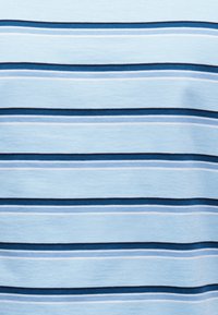 Ανοιχτό μπλε ύφασμα με οριζόντιες ρίγες σε σκούρο μπλε, ναυτικό και λευκό, ομοιόμορφα κατανεμημένες σε όλο το υλικό.