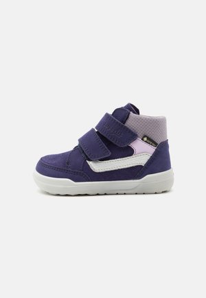 Detská fialovo-šedá členková teniska s bielou podrážkou, dvoma suchými zipsami a štítkom z látky Gore-Tex na členkovom leme.