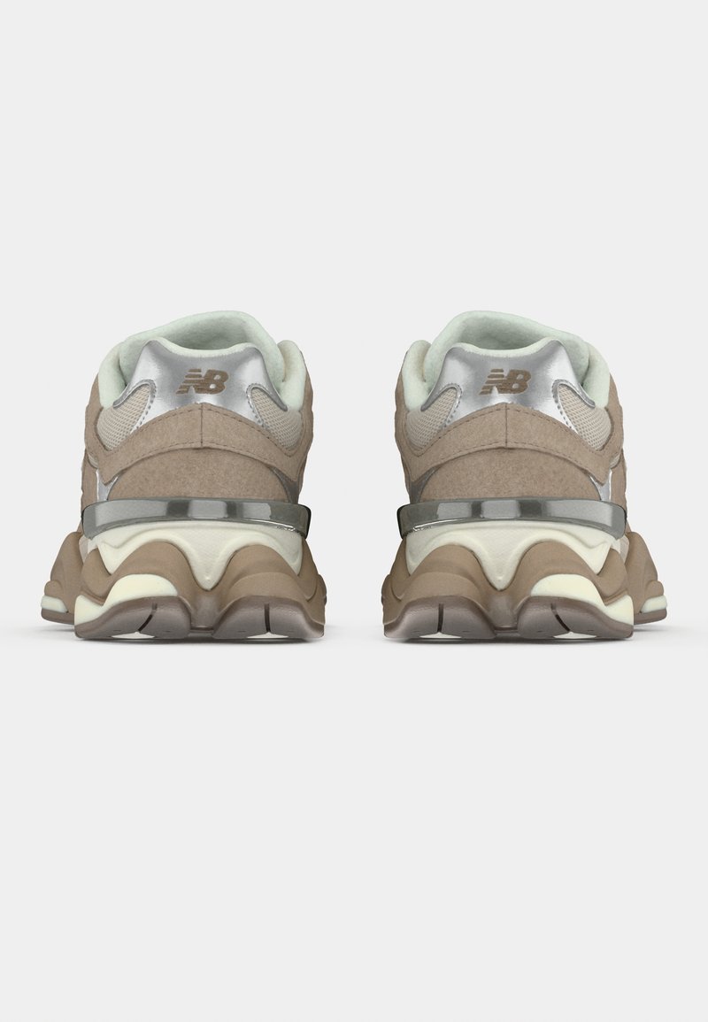 Bruine en beige sneakers met suede en mesh panelen, metalen zilveren accenten en een golvend zoolontwerp. Zichtbaar logo op de hak.