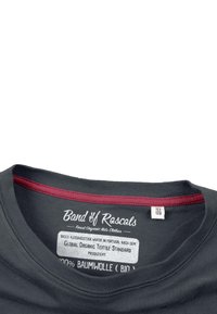 Dunkelgraues Baumwoll-T-Shirt mit weinrotem Kragenabschluss, mit einem Etikett mit Marken- und Pflegeinformationen, das innen im Halsbereich gedruckt ist.