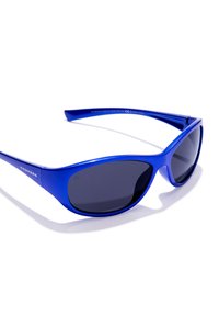 Modré slnečné okuliare s elegantným, aerodynamickým dizajnom, širokými šošovkami, matným povrchom a tmavými tónovanými šošovkami. Obsahujú logo značky na ramene.