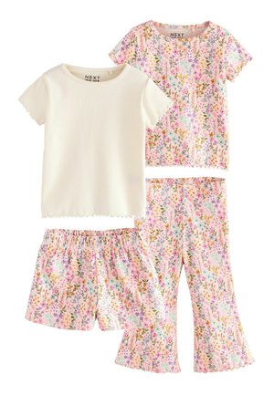 Zweiteiliges Pyjama-Set bestehend aus einem weißen, gerippten T-Shirt und einem Oberteil mit Blumenmuster, kombiniert mit Blumen-Shorts und -Hosen, die mit gewellten Kanten versehen sind.