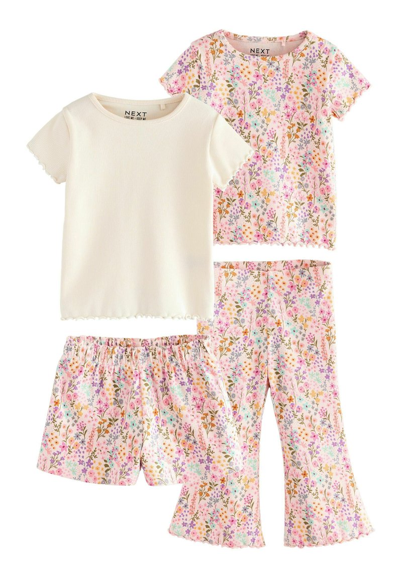 Zweiteiliges Pyjama-Set bestehend aus einem weißen, gerippten T-Shirt und einem Oberteil mit Blumenmuster, kombiniert mit Blumen-Shorts und -Hosen, die mit gewellten Kanten versehen sind.