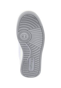 Adidași albi cu o talpă de cauciuc gri texturată, având un model circular și un emblema logo. Talpa are accente ridicate pentru aderență.