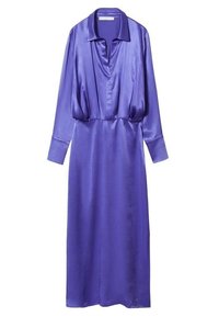 Robe en satin violet avec un col à revers et des manches longues, dotée d'une coupe décontractée et d'une taille froncée, texture lisse, et longueur jusqu'aux chevilles.