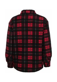 Chemise en flanelle à carreaux rouges et noirs avec col boutonné, manches longues et détails de poignets élastiques. Texture douce avec un motif à carreaux.