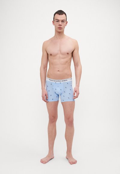 Boxer briefs blu con un motivo a piccole logo nere ripetute, dotati di una cintura bianca a contrasto con il testo "POLO RALPH LAUREN".