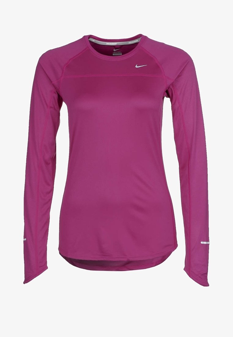 T-shirt de sport à manches longues de couleur rose vif, en tissu léger. Il présente un col rond, une coupe ajustée et des accents réfléchissants sur les manches.