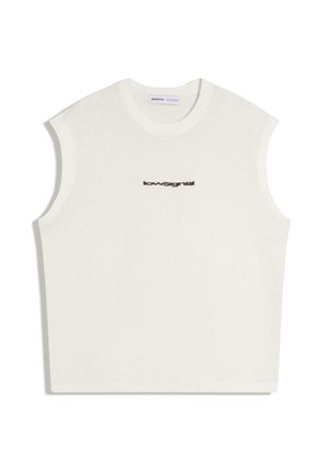 Witte mouwloze gebreide top met ronde hals en kleine zwarte "lowsignal" tekst gecentreerd op de borst.