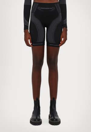 Schwarze hochgeschnittene Radshorts mit strukturierten, grauen Linienmustern. Mit MISBHV-Branding am Bündchen und Saum. Aus elastischem Stoff gefertigt.
