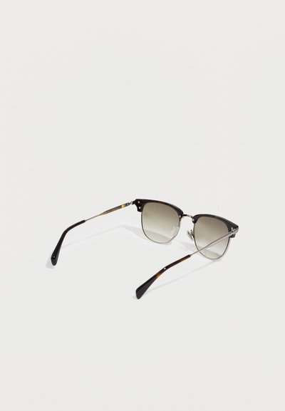 Hnědé sluneční brýle želvího vzoru se šedými skly s přechodem, kovovými doplňky a vícebarevným pruhovaným detailem na rameni.