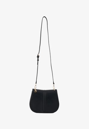 Sac d'épaule en simili cuir noir avec une forme incurvée, une sangle ajustable, des ferrures dorées et une couture décorative centrale.