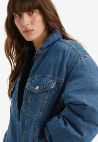 Levi's® 90S PADDED TRUCKER - Denimová bunda - blue denim