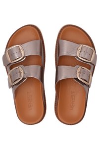 Brune slide sandaler med dobbelte metalliske sølvremme, der har rektangulære spænder, og en glat læderindersål.