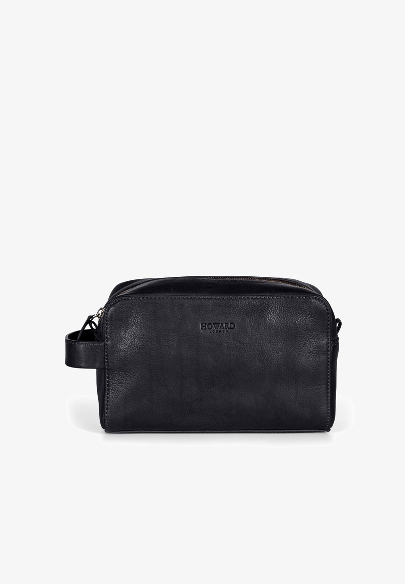 Svart toalettmappe i lær med rektangulær form, strukturert overflate, glidelås på toppen og et sidesnor for enkel bæring.