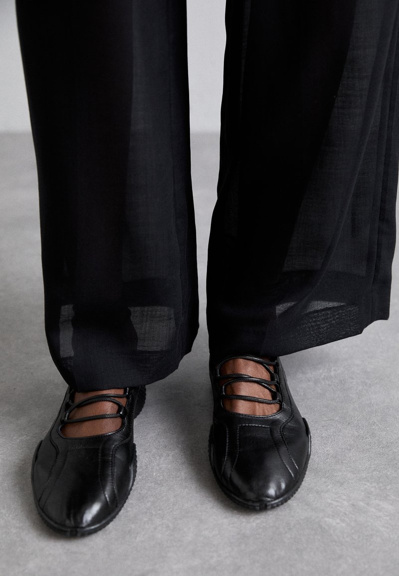 MIISTA AVERIE - Ballerinaskor med remmar - black