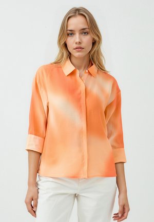 Knopjesoverhemd van lichtgewicht, gladde stof met een verloop van lichtoranje naar dieper oranje, met opgerolde mouwen en een kraag.